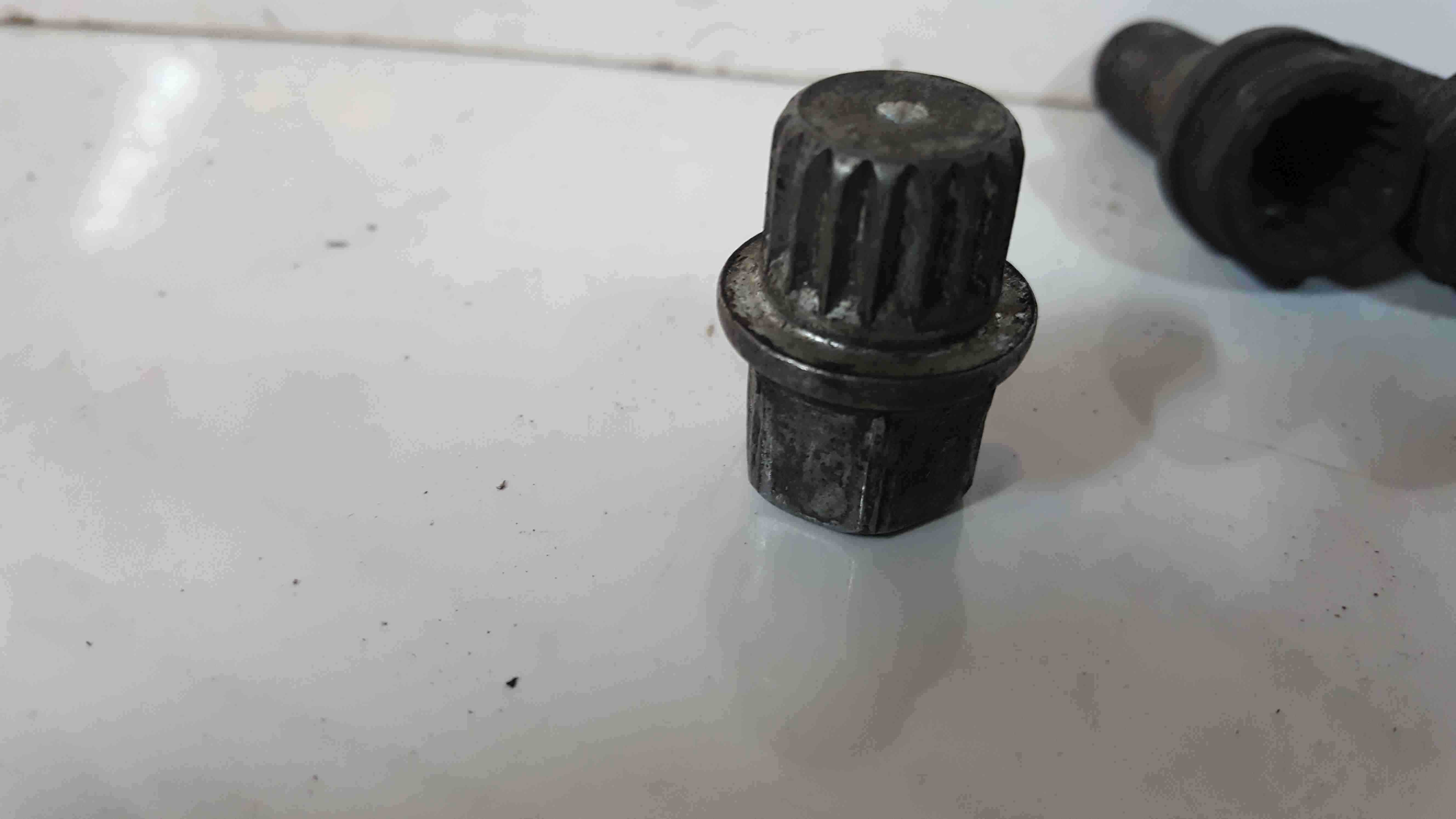 Vw golf locking 2024 wheel nut